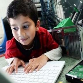 پسر بچه‌ی ۵ ساله‌، جوان‌ترین متخصص کامپیوتر شناخته شد